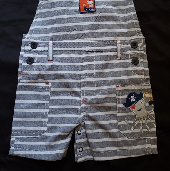 Clothes - Picture 3 of 4